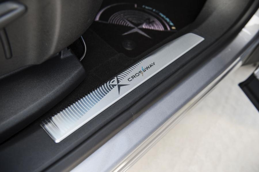 Детали интерьера Peugeot 5008 Crossway 2019 года  (AU) (фото 2 из 7)